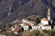 12 Lo slanciato bel campanile di Costa Serina